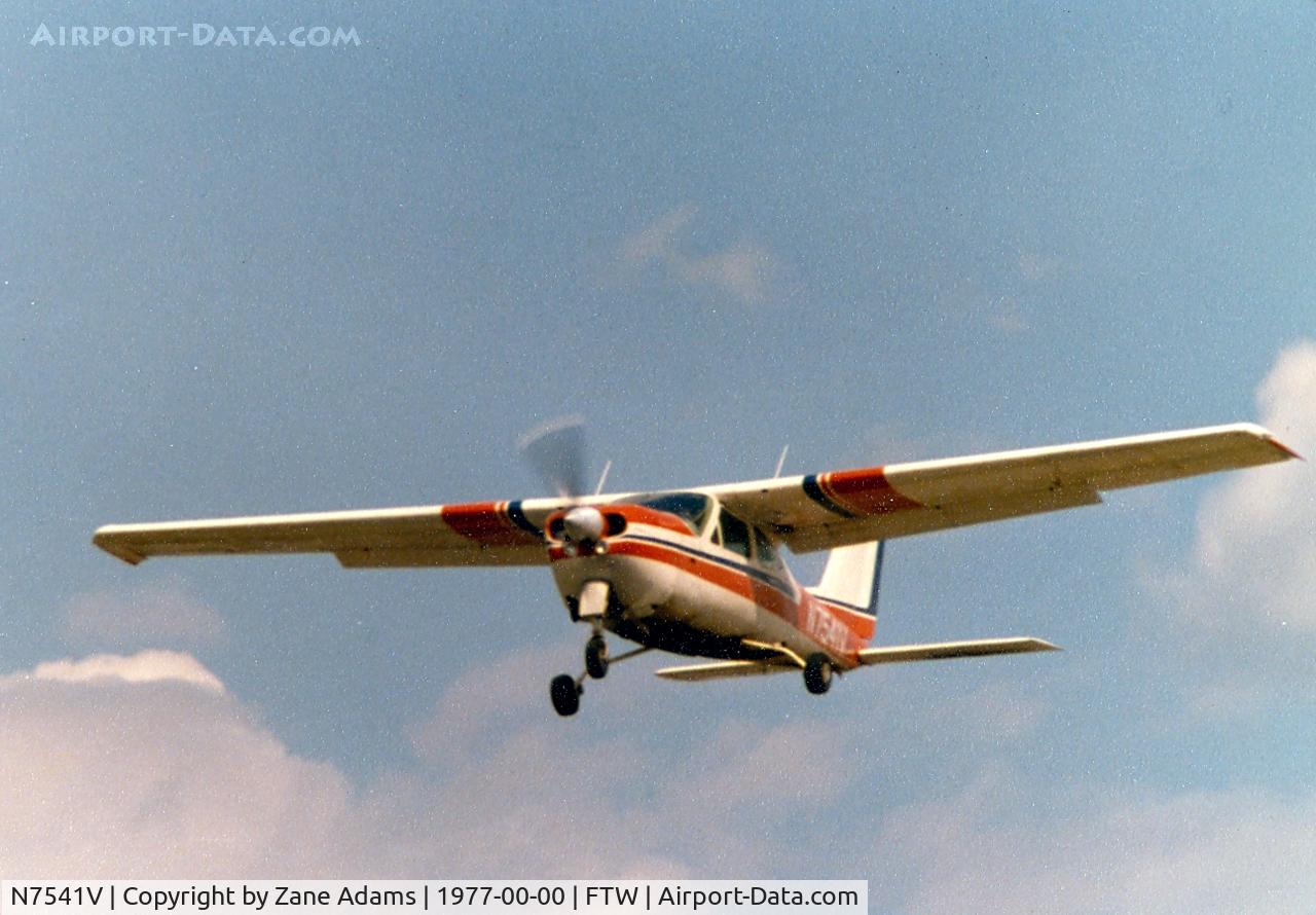 N7541V, 1976 Cessna 177RG Cardinal C/N 177RG0838, Landing Meacham Field
