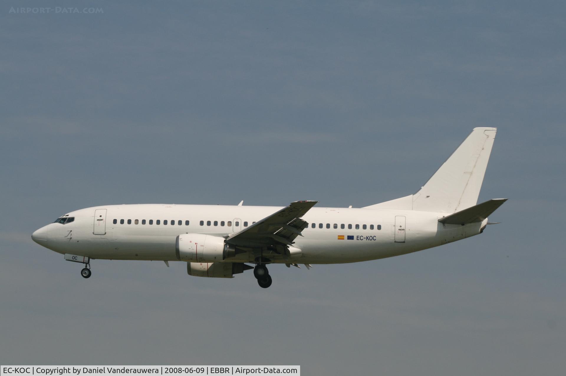 EC-KOC, 1987 Boeing 737-33A C/N 23633/1421, descending to rwy 25L