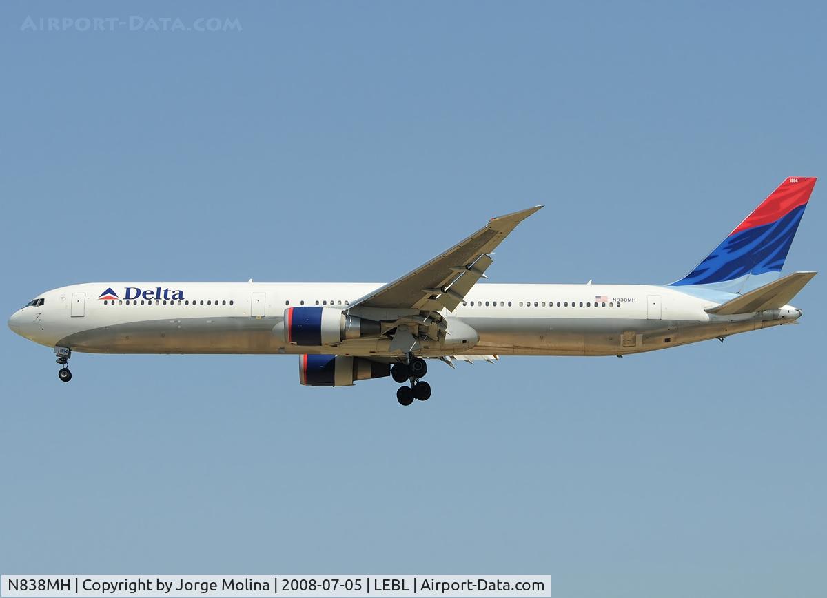 N838MH, 2000 Boeing 767-432/ER C/N 29711, On short final to RWY 25R.