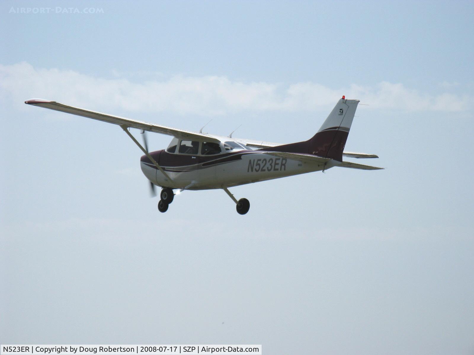 N523ER, 2001 Cessna 172S C/N 172S8925, 2001 Cessna 172S SKYHAWK SP, Lycoming IO-360-L2A 180 Hp, refinished since its Embrey-Riddle school use, takeoff climb Rwy 22