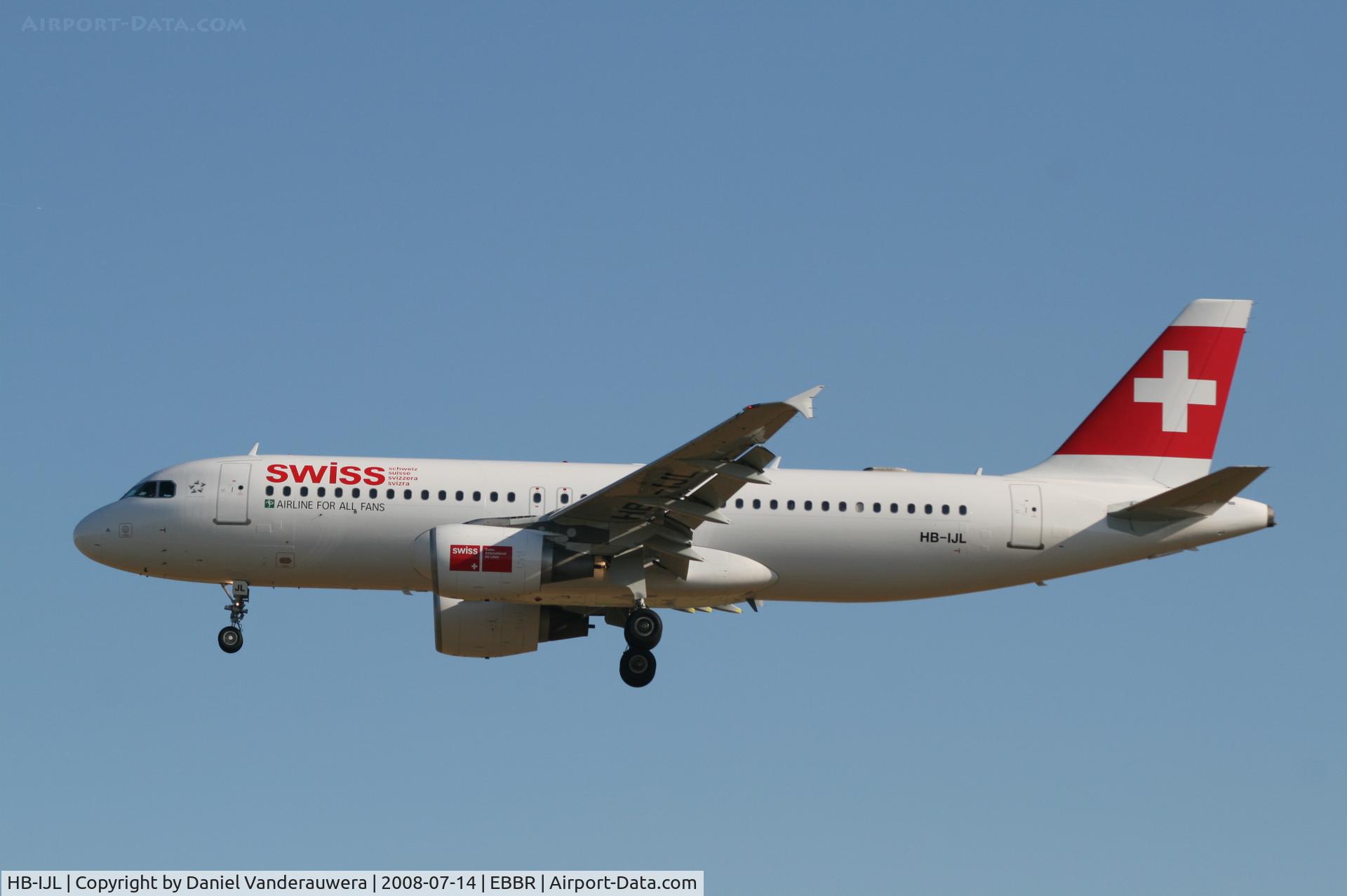 HB-IJL, 1996 Airbus A320-214 C/N 603, flight LX786 is descending to rwy 25L