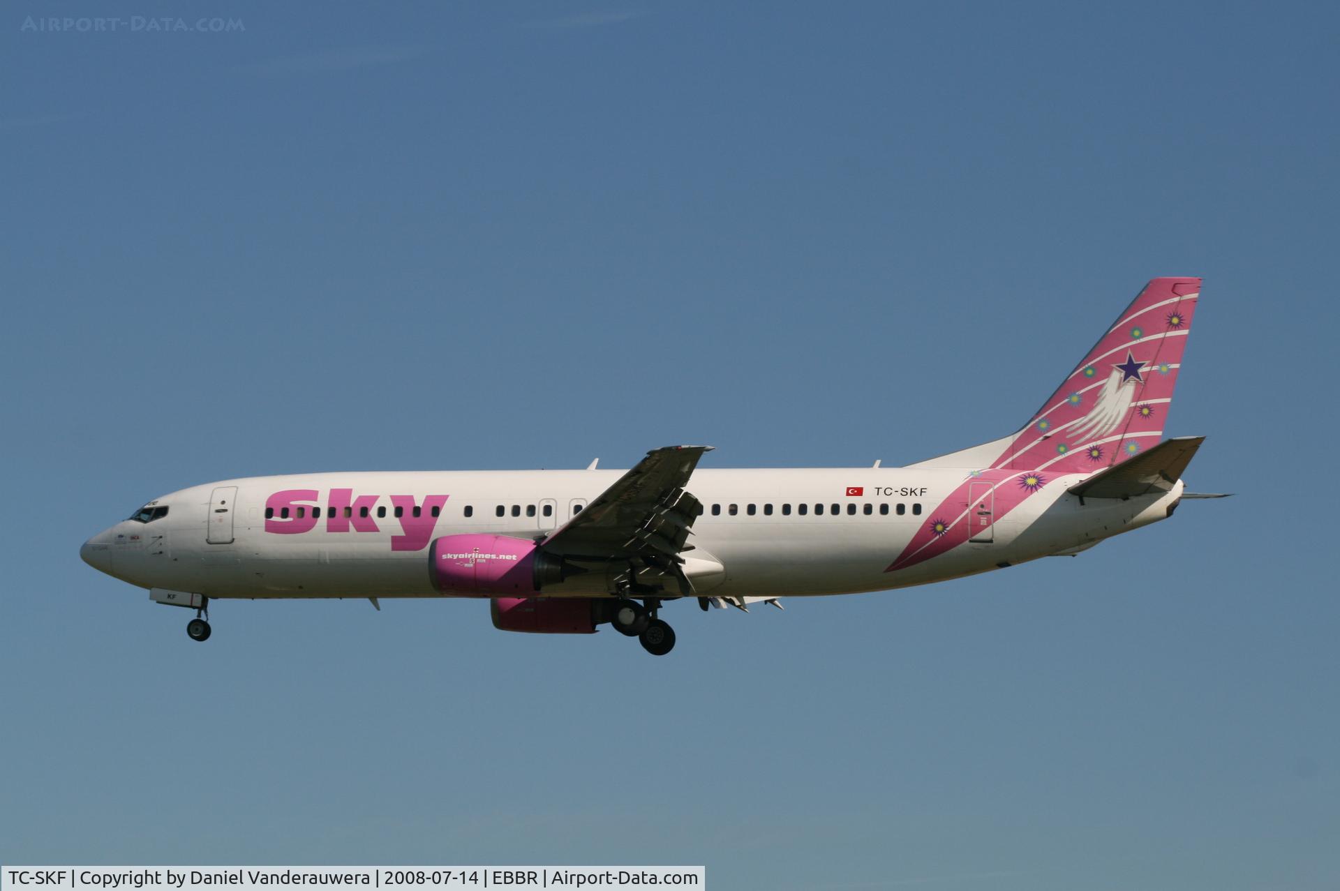 TC-SKF, 1993 Boeing 737-4Q8 C/N 26291/2513, flight SHY157 is descending to rwy 25L