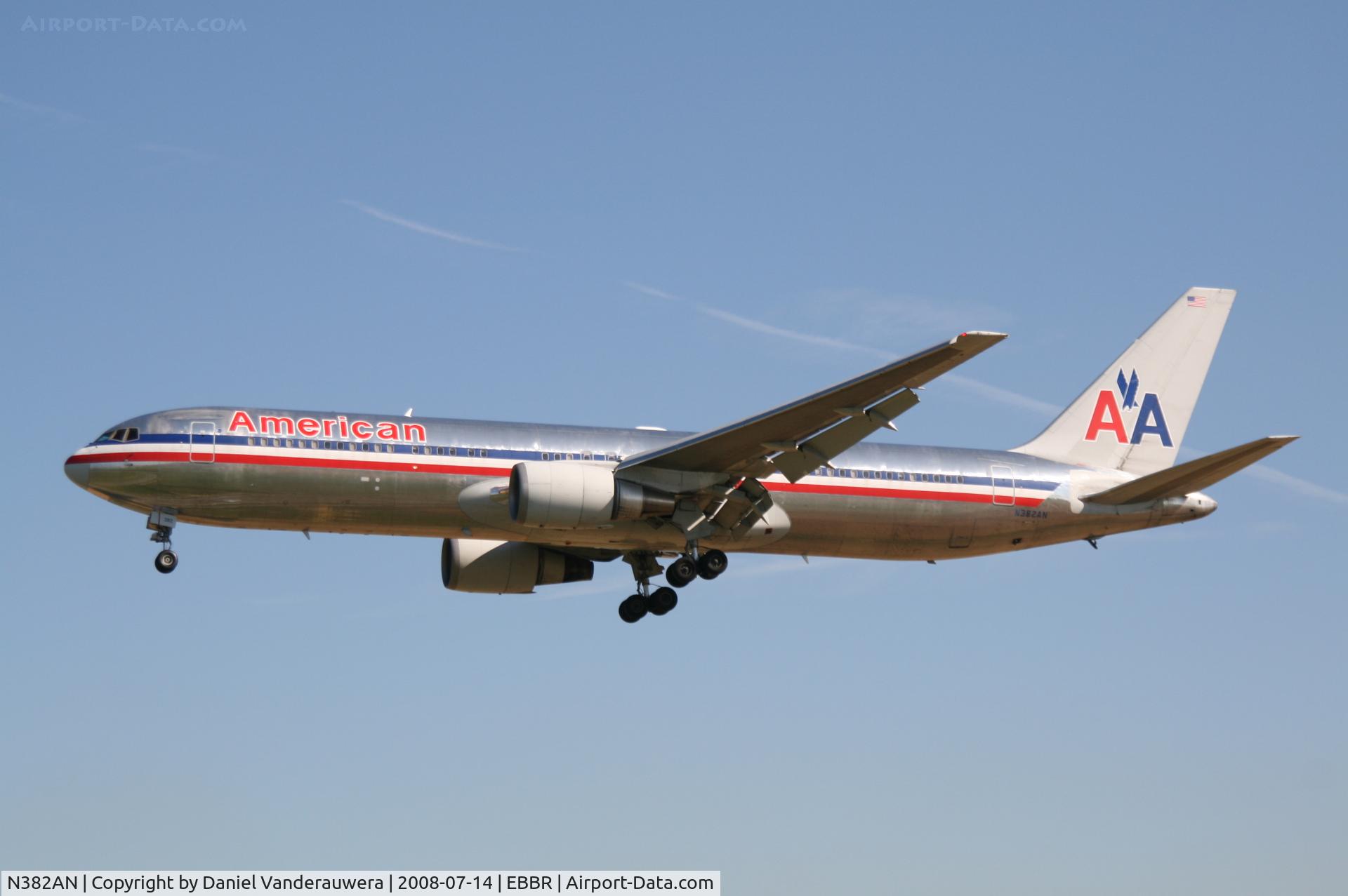 N382AN, 1993 Boeing 767-323/ER C/N 25451, flight AA172 is descending to rwy 25L