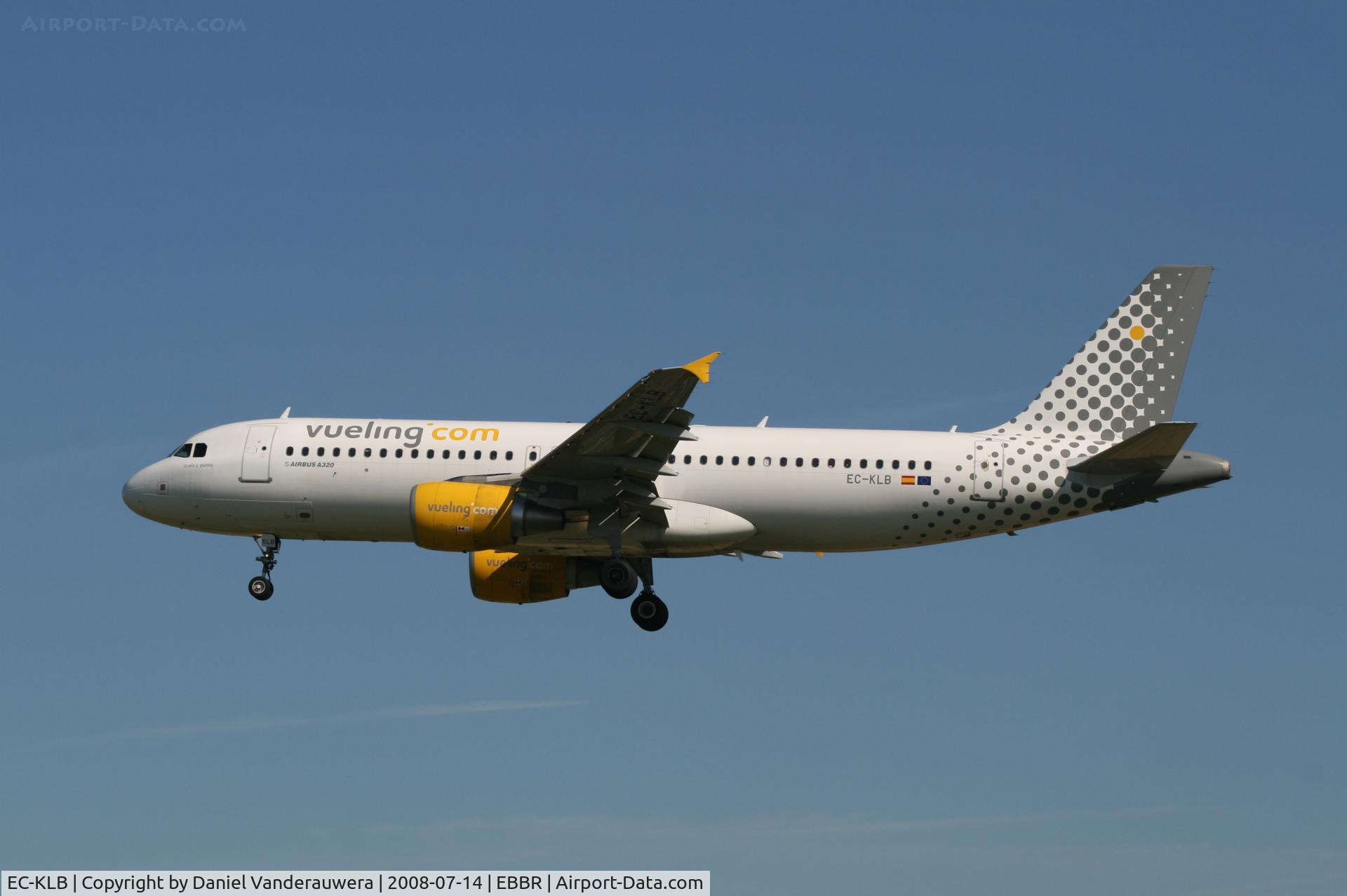 EC-KLB, 2007 Airbus A320-214 C/N 3321, flight VY5210 is descending to rwy 25L