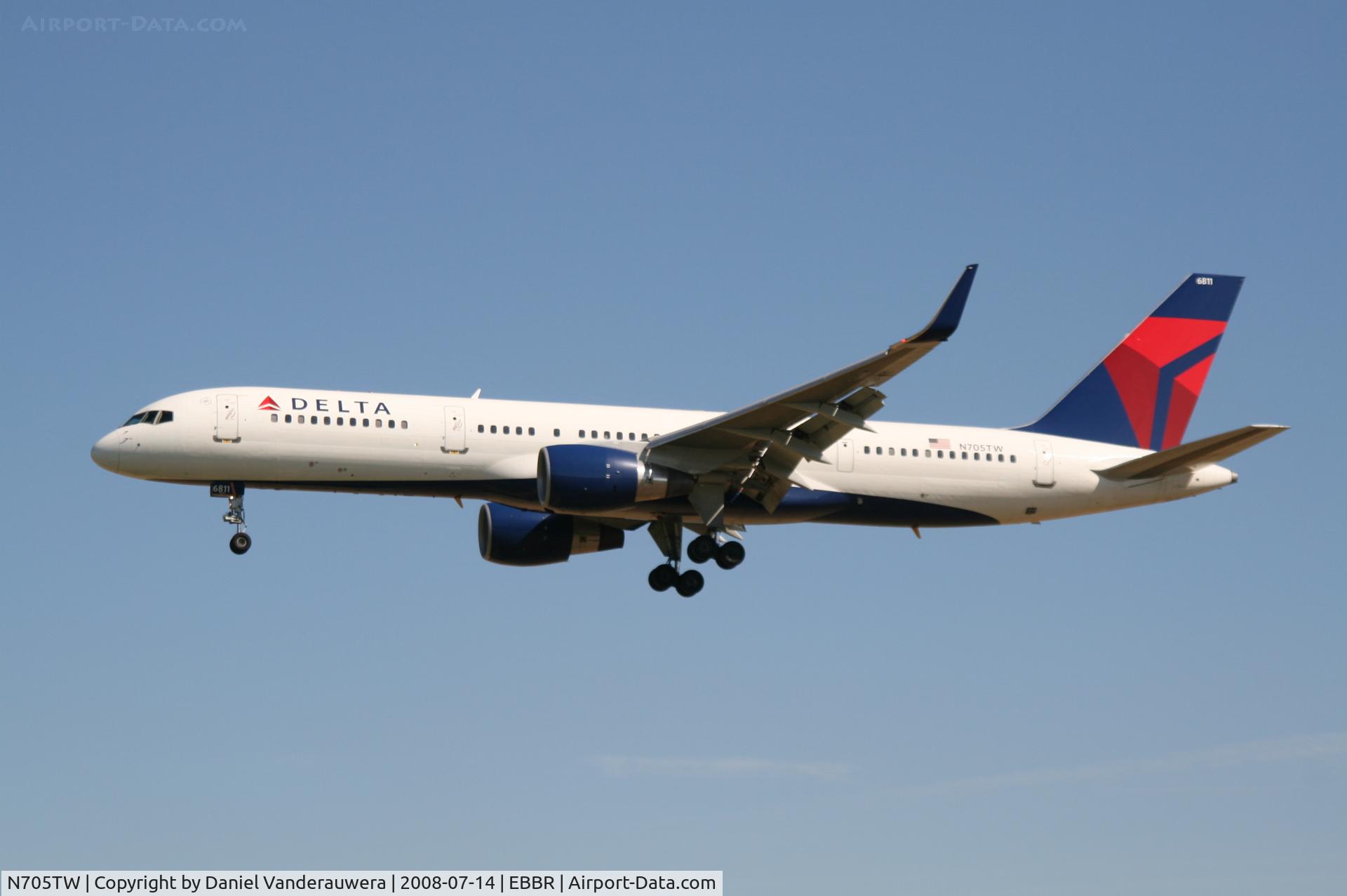N705TW, 1997 Boeing 757-231ER C/N 28479, flight DL140 is descending to rwy 25L