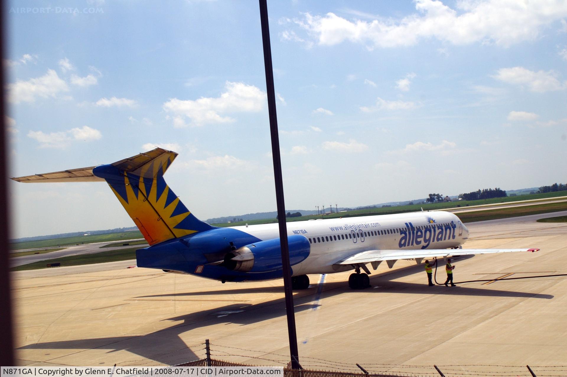 N871GA, 1996 McDonnell Douglas MD-83 (DC-9-83) C/N 53192, Seen from my office window