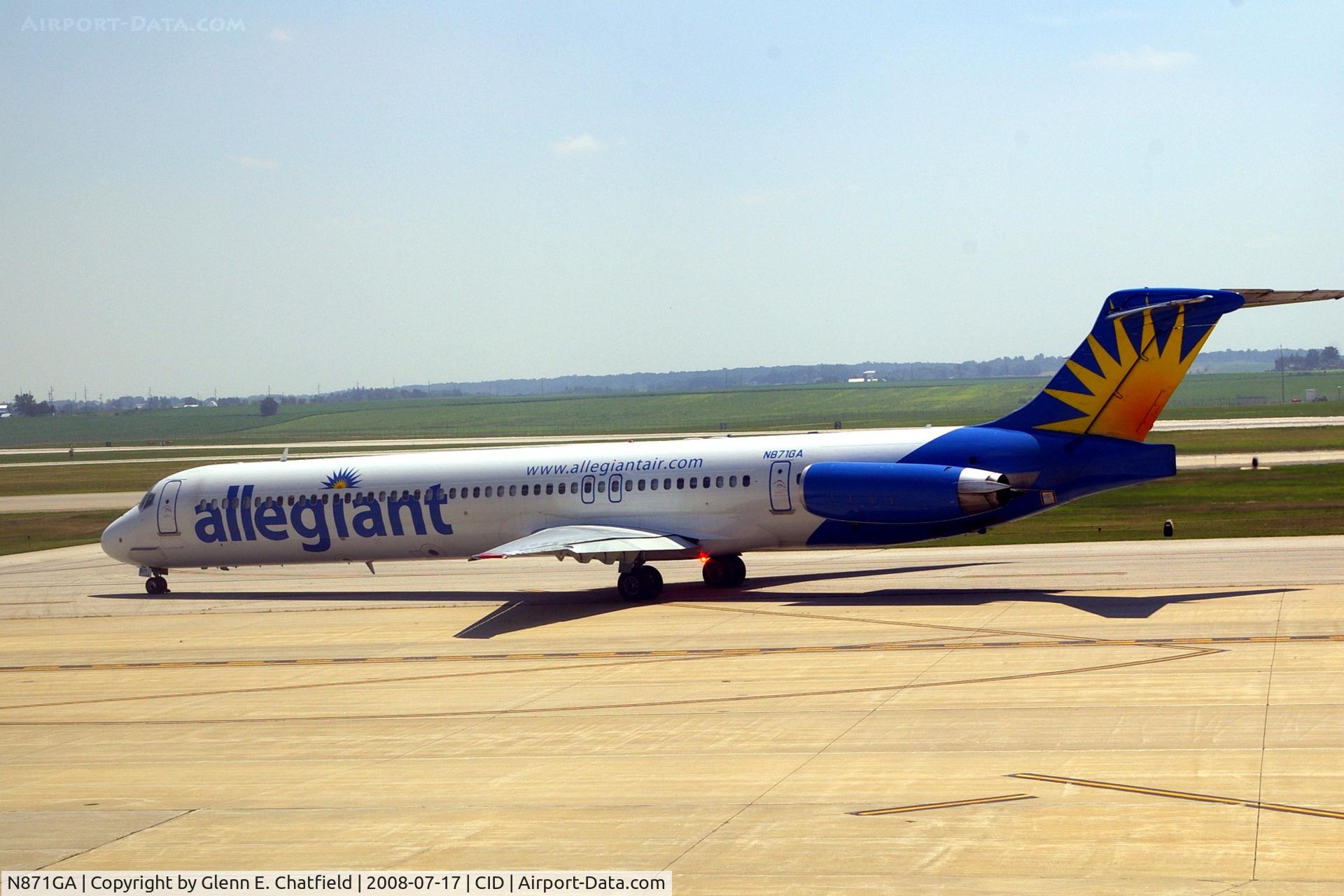 N871GA, 1996 McDonnell Douglas MD-83 (DC-9-83) C/N 53192, Seen from my office window