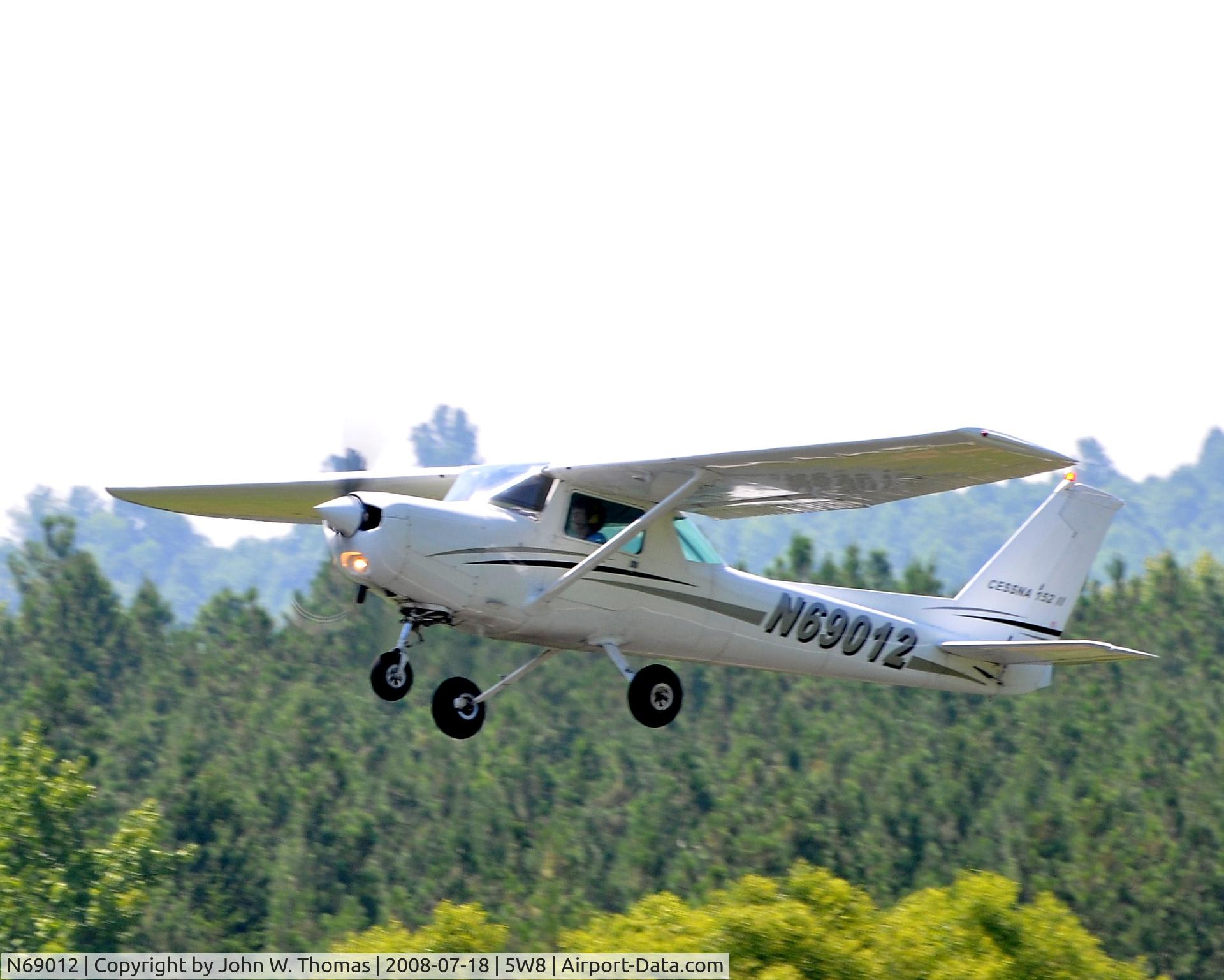 N69012, 1978 Cessna 152 C/N 15282432, Departing runway 4
