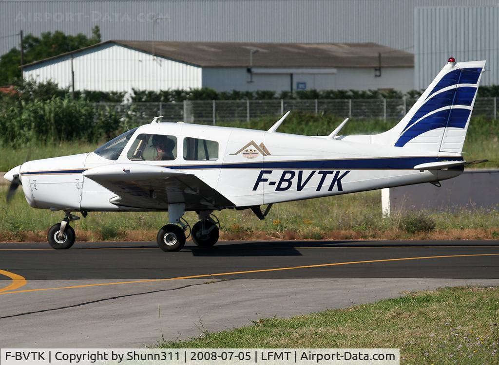 F-BVTK, Piper PA-28-140 Cherokee C/N 28-7425255, Arriving from a light and going to the Airclub...