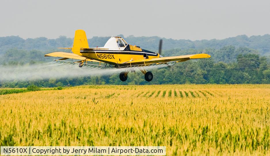 N5610X, 1977 Rockwell International S-2R Turbo Thrush Commander C/N 5098R, Image location is Pekin, IL