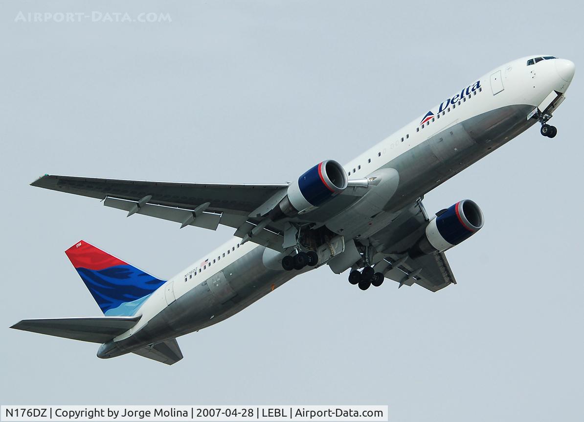 N176DZ, 1999 Boeing 767-332 C/N 29697, Taking off RWY 07R.