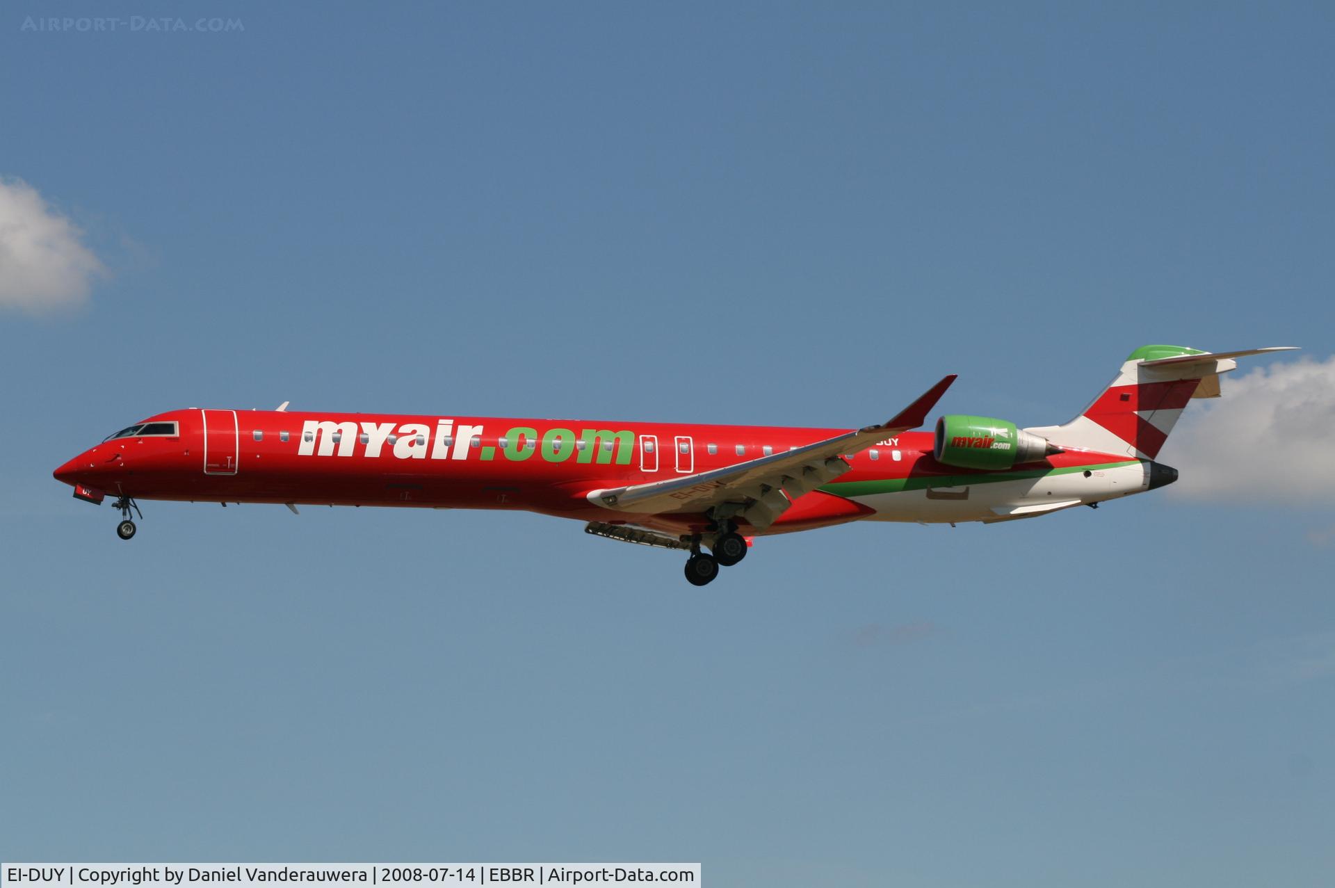 EI-DUY, 2007 Bombardier CRJ-900ER (CL-600-2D24) C/N 15112, flight 8I 6400 is descending to rwy 25L