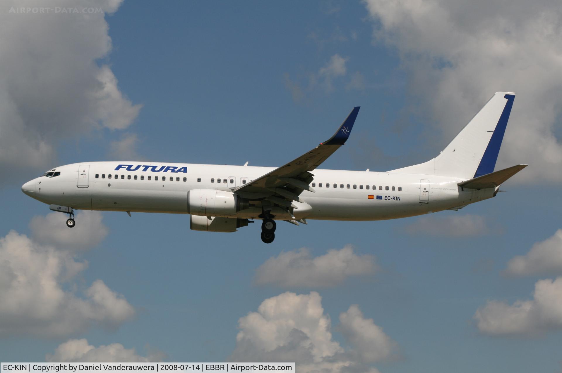 EC-KIN, 2000 Boeing 737-86N C/N 28628/573, flight JAF1508 is descending to rwy 25L