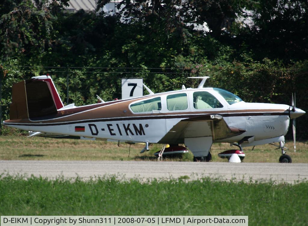 D-EIKM, Beech V35B Bonanza Bonanza C/N D-9919, Parked in the grass...