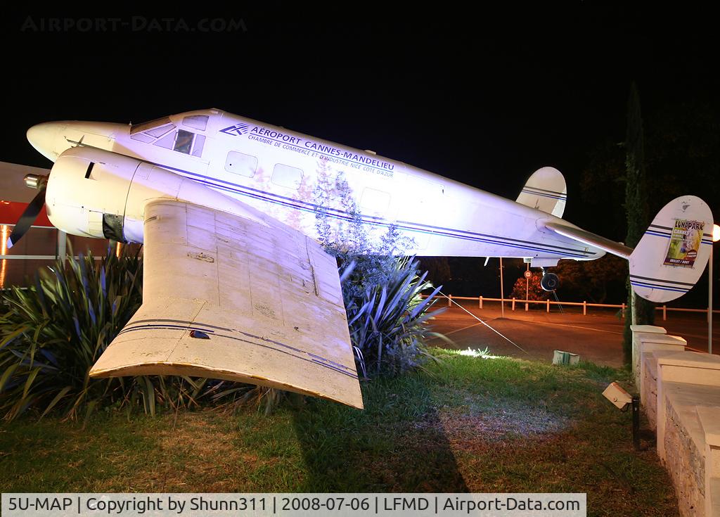 5U-MAP, Beech E-18S C/N BA-184, Night shoot of this gate guard :-)