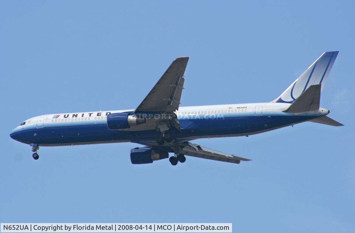 N652UA, 1992 Boeing 767-322 C/N 25390, United 767-300 arriving from ORD
