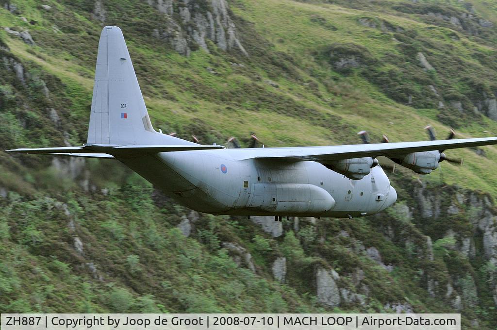 ZH887, 1999 Lockheed Martin C-130J Hercules C.5 C/N 382-5485, This picture was taken at Cad West. Nice low and slow through the pass.