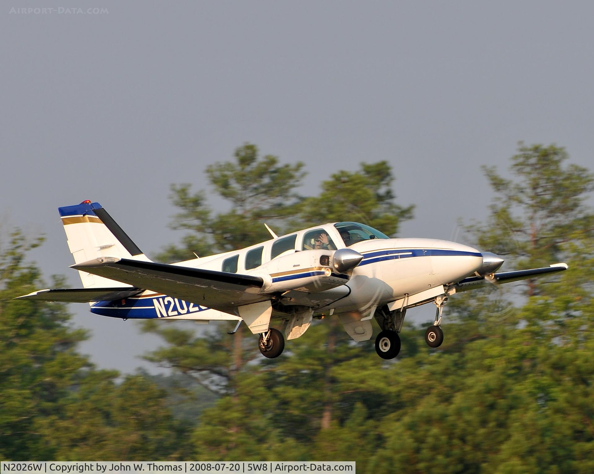 N2026W, 1978 Beech 58 Baron C/N TH-976, Departing runway 22
