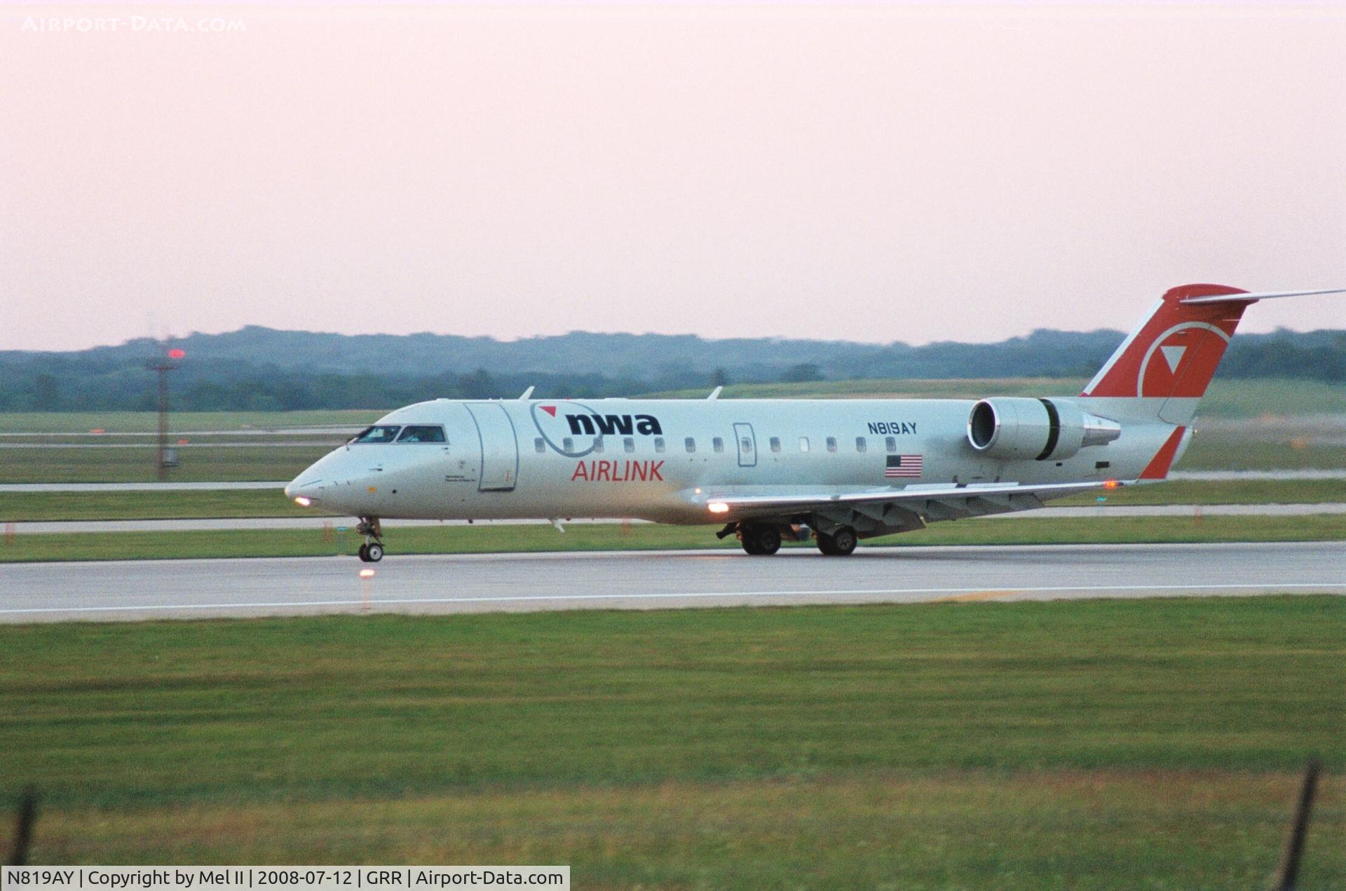 N819AY, 2005 Bombardier CRJ-200LR (CL-600-2B19) C/N 8019, Landing RWY 26L