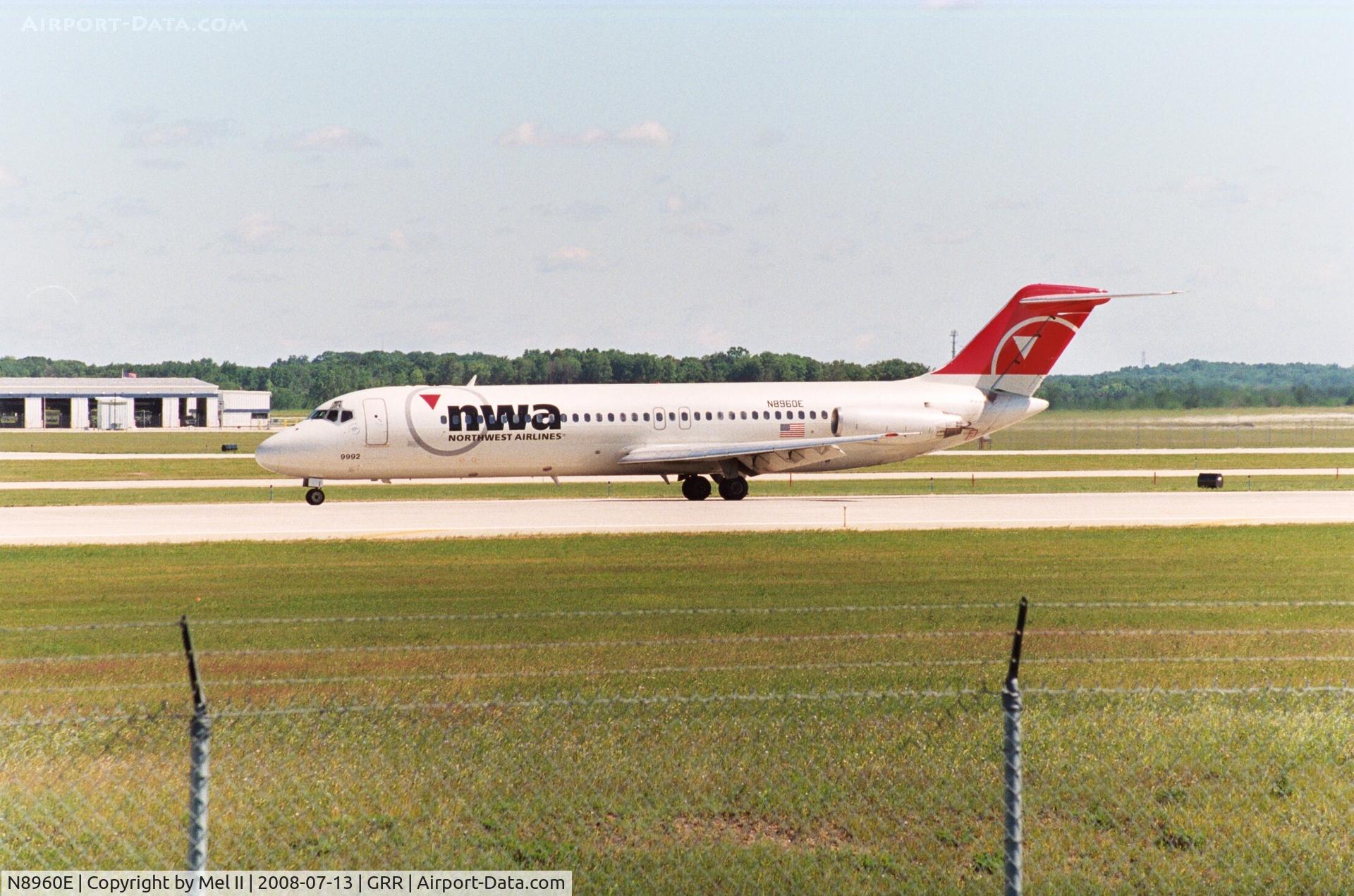 N8960E, 1968 Douglas DC-9-31 C/N 45869, NWA1775 - DTW-GRR - Landing RWY 26L