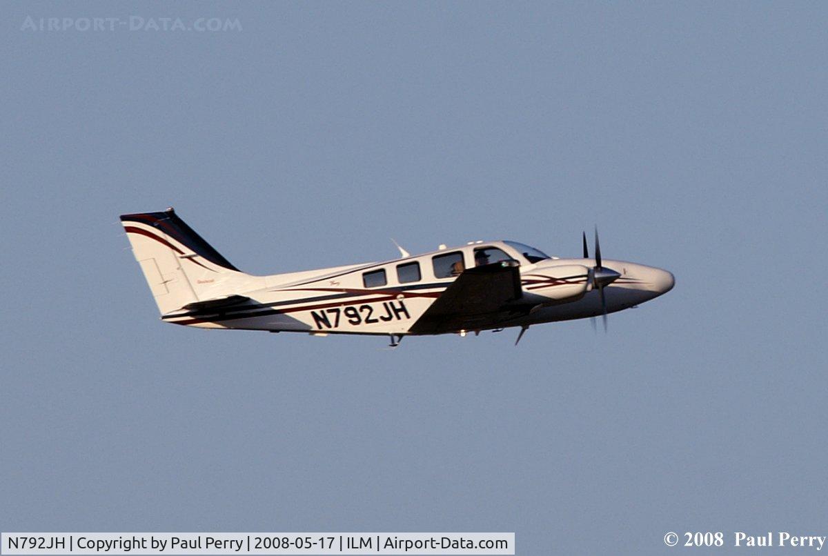N792JH, 2001 Raytheon Aircraft Company 58 C/N TH-1988, Getting underway from ILM
