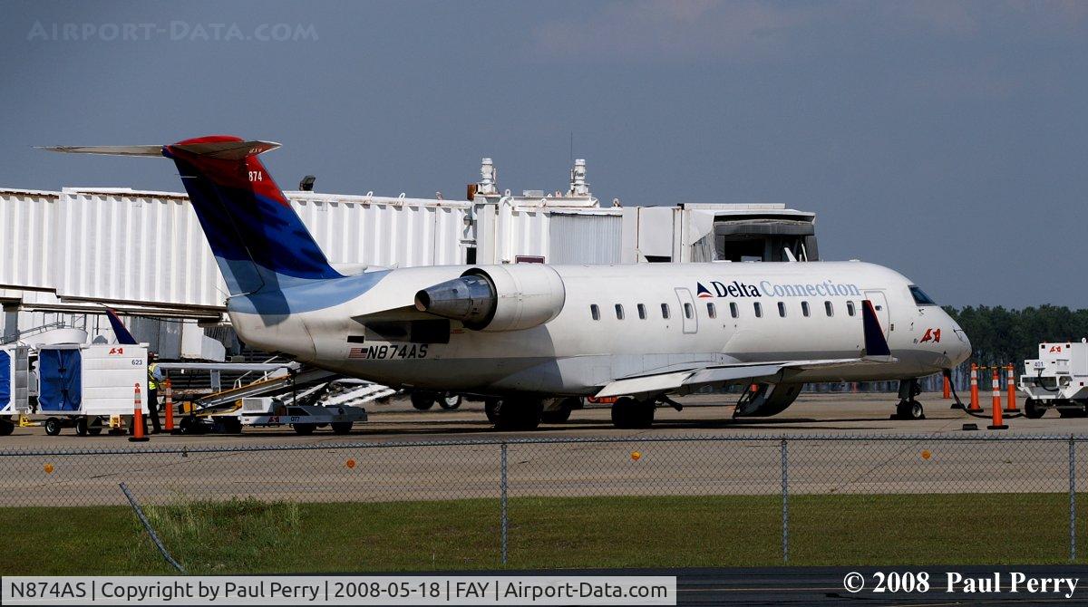 N874AS, 2001 Bombardier CRJ-200ER (CL-600-2B19) C/N 7551, Caught between flights