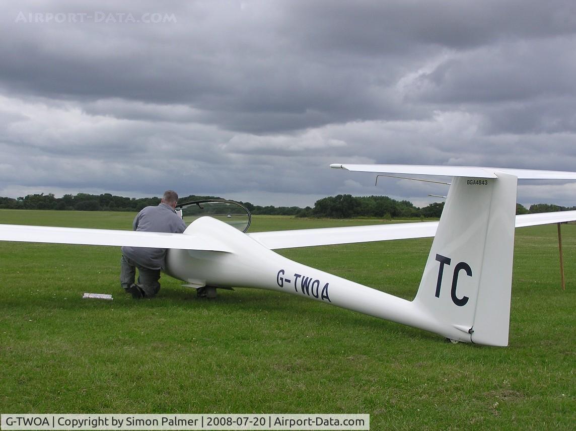 G-TWOA, 1990 Schempp-Hirth Discus 2a C/N 82, Schempp-Hirth Discus 2a at Bicester