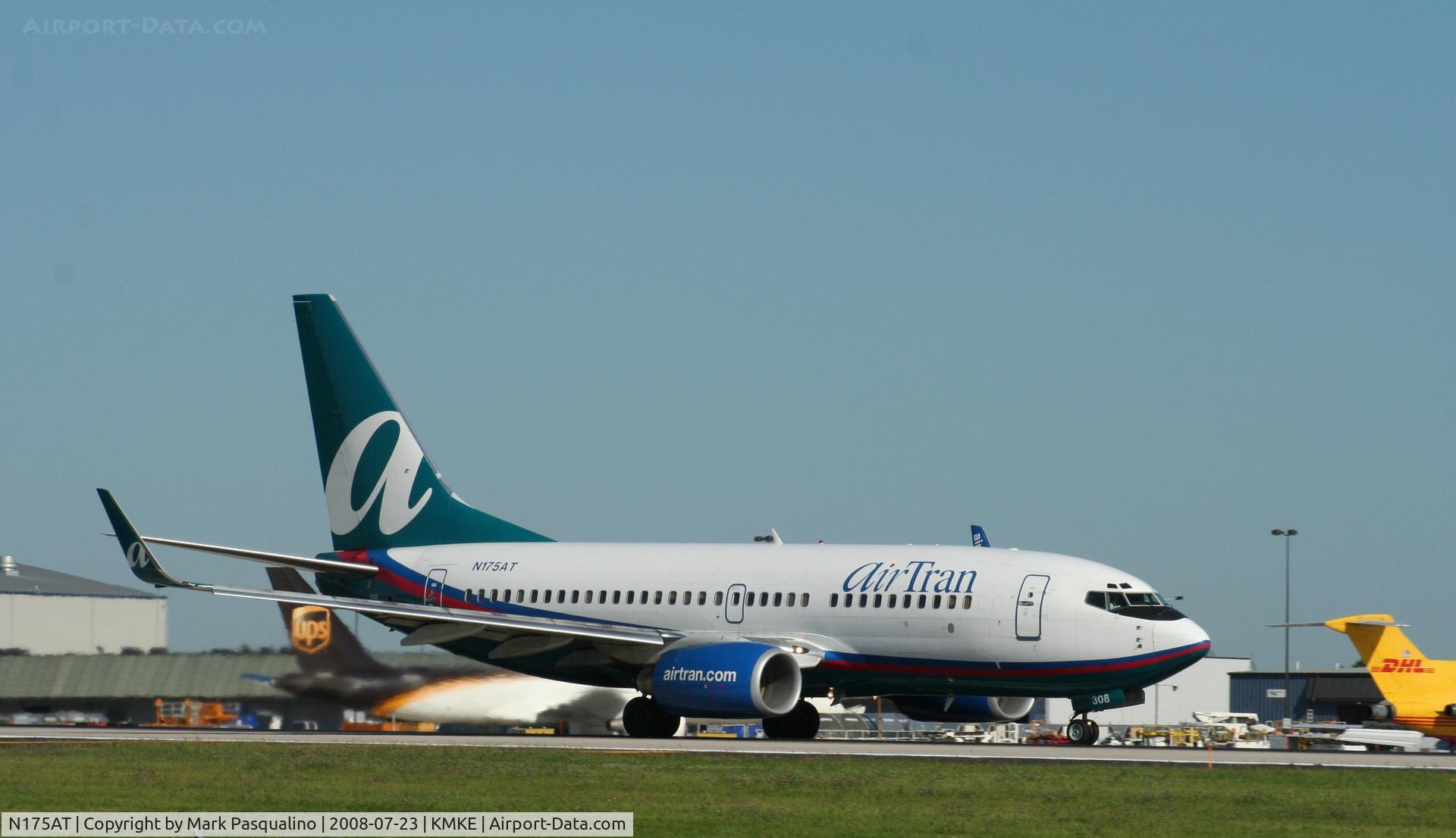 N175AT, 2004 Boeing 737-76N C/N 32652, Boeing 737-700