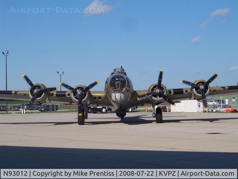 N93012, 1944 Boeing B-17G-30-BO Flying Fortress C/N 32264, B-17G Nine-o-Nine idling on the ramp with a load of riders.