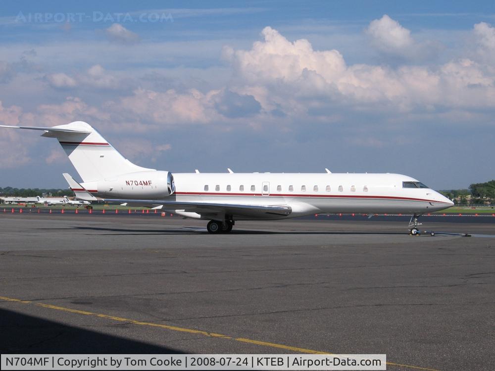 N704MF, 1999 Bombardier BD-700-1A10 Global Express C/N 9065, Global on the ramp