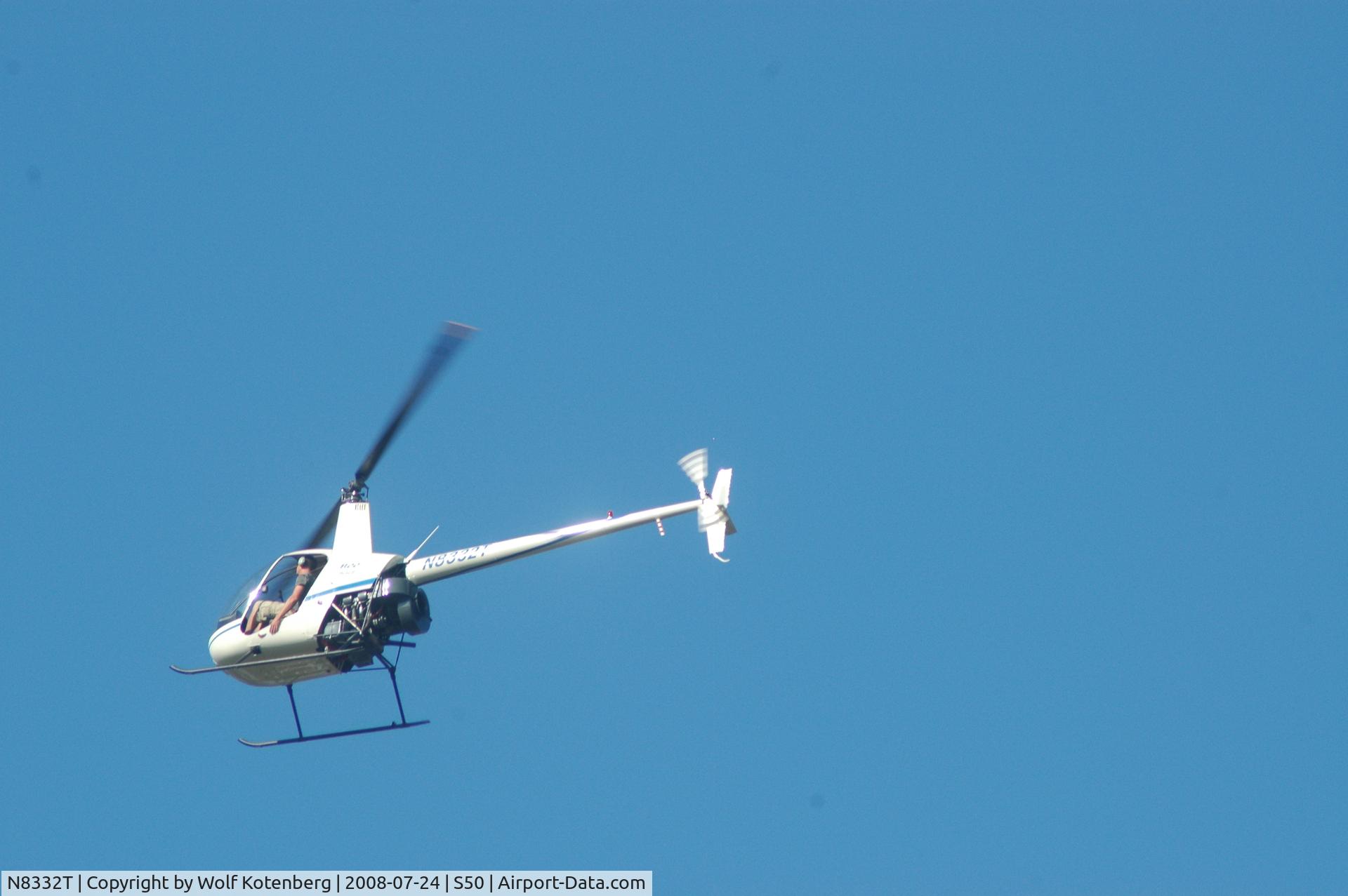 N8332T, 1996 Robinson R22 Beta C/N 2587, relaxed and hand out the window
