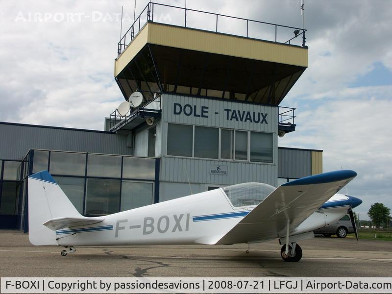 F-BOXI, Sportavia-Putzer Fournier RF-4D C/N 4061, devant la tour de contrôle de Dole