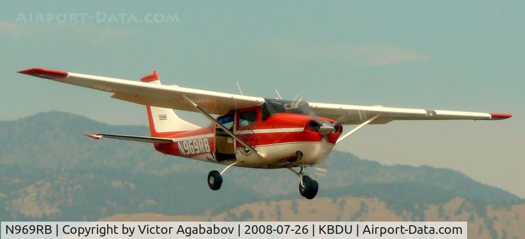 N969RB, 1968 Cessna TU206C Turbo Super Skywagon C/N U206-1061, Landing rwy 8. The back door of this stationair is definitely missing