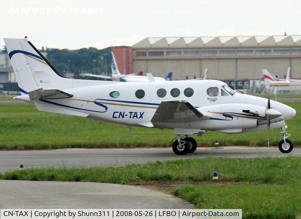 CN-TAX, Beech C90 King Air C/N LJ-922, Rolling to the Air Entreprise facility...