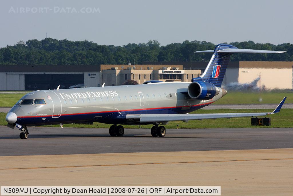 N509MJ, 2003 Bombardier CRJ-700 (CL-600-2C10) Regional Jet C/N 10094, United Express (Mesa Airlines) N509MJ (FLT ASH7170) taxiing to RWY 23 for departure to Chicago O'Hare Int'l (KORD).