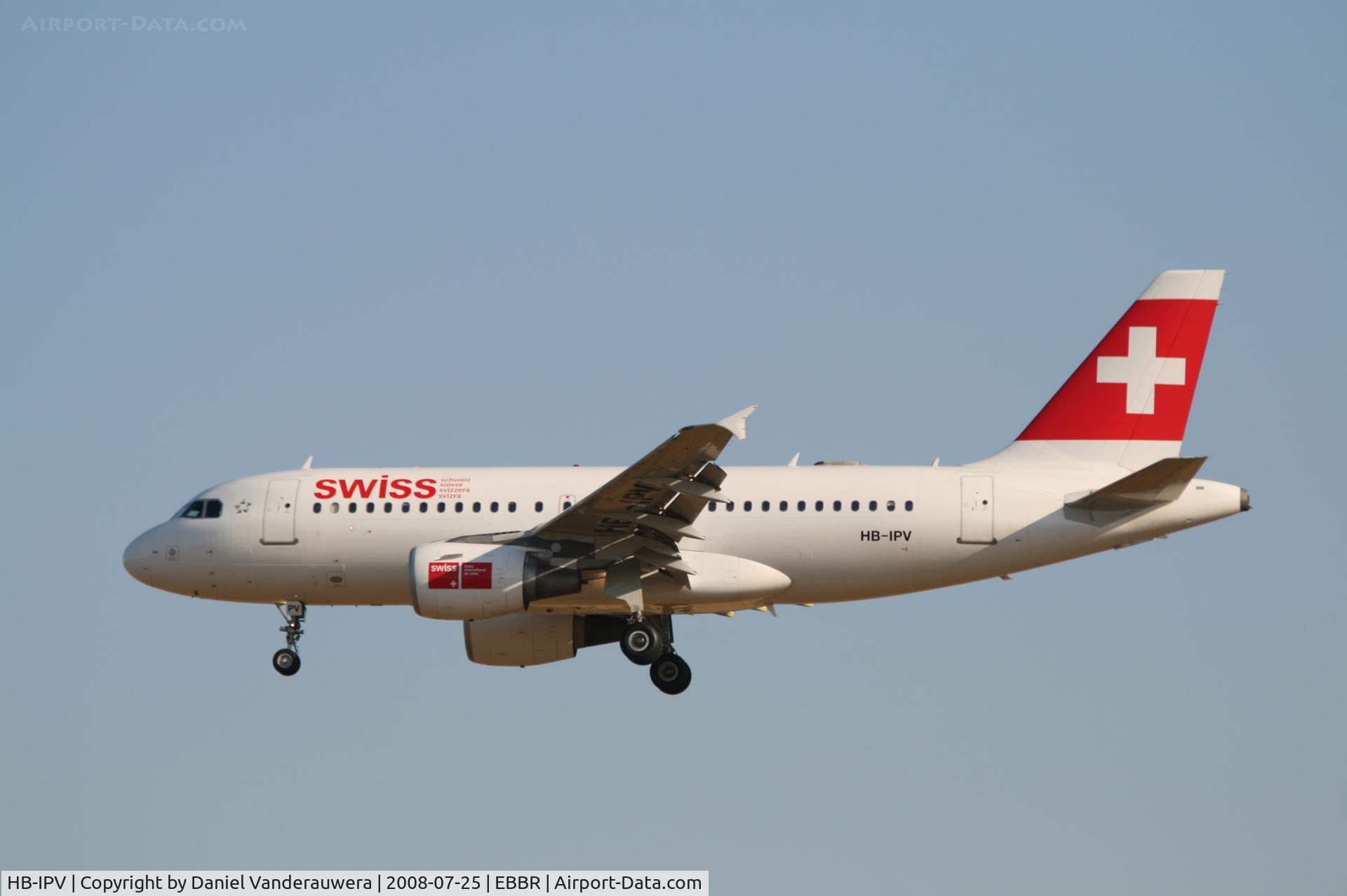 HB-IPV, 1996 Airbus A319-112 C/N 578, flight LX786 is descending to rwy 25L