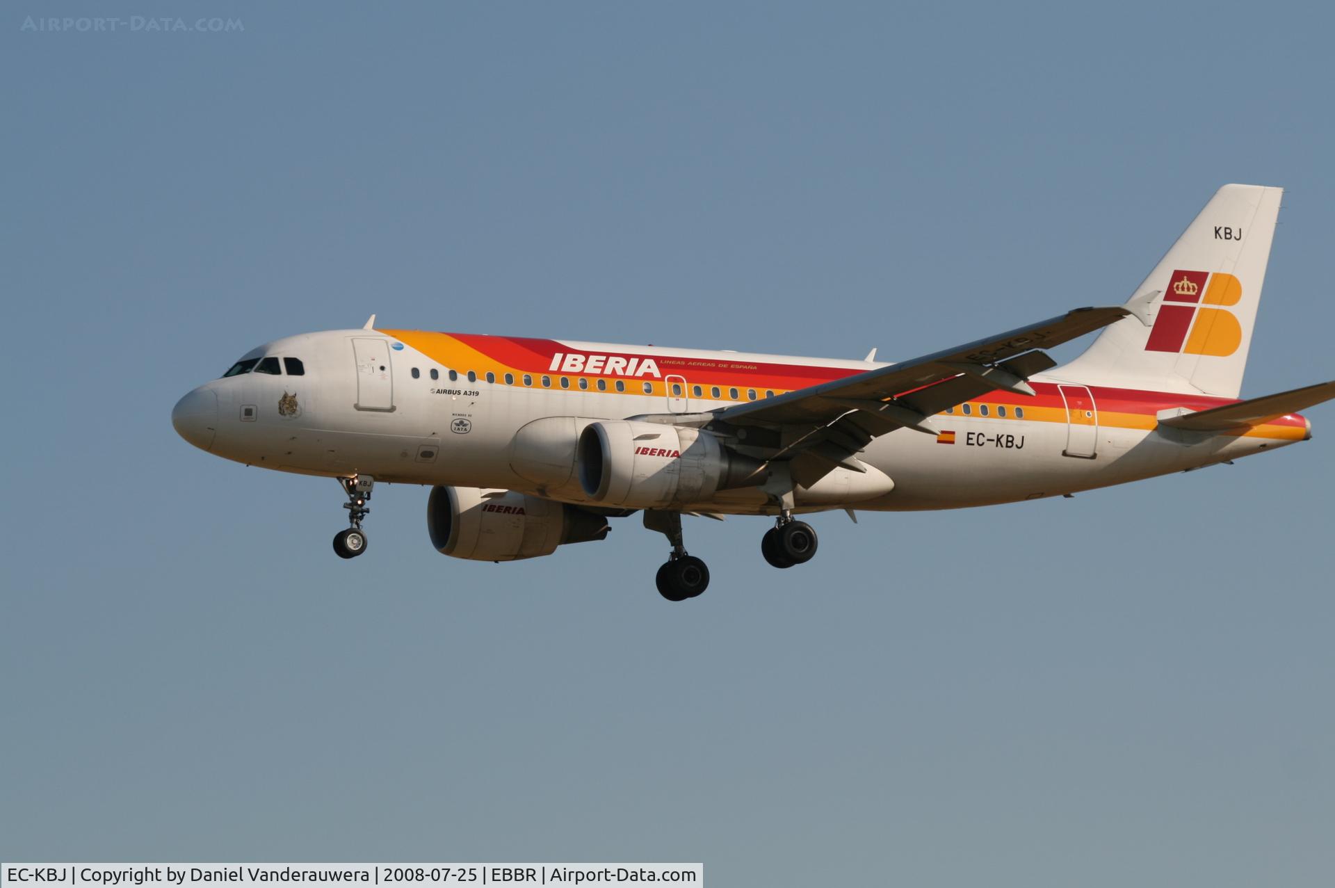 EC-KBJ, 2007 Airbus A319-111 C/N 3054, arrival of flight IB3206 to rwy 25L