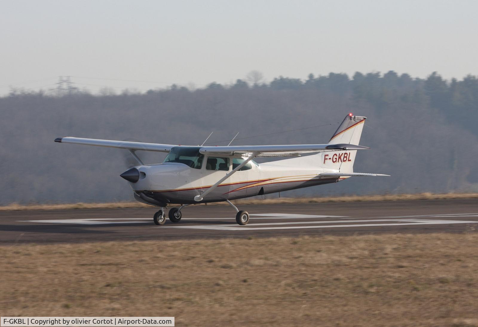 F-GKBL, Cessna 172RG Cutlass RG C/N 172RG-0609, aircraft taking off from Dijon Darois, winter 2007