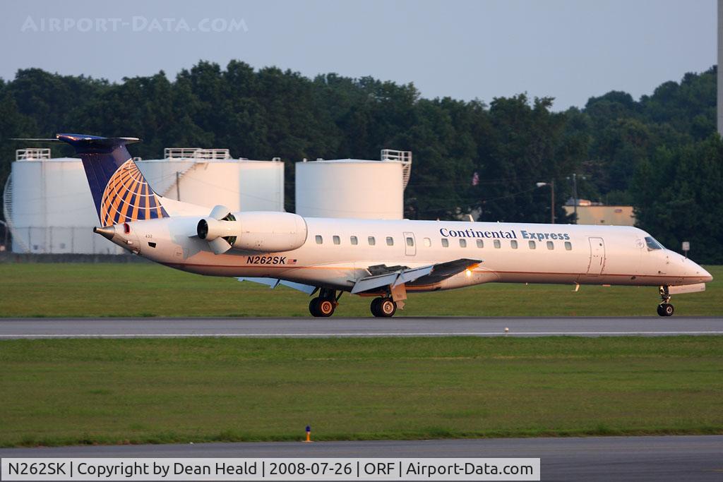 N262SK, 1999 Embraer EMB-145LR C/N 145168, Continental Express (Chautauqua Airlines) N262SK (FLT CHQ5874) rolling out on RWY 23 after arrival from Cleveland-Hopkins Int'l (KCLE).