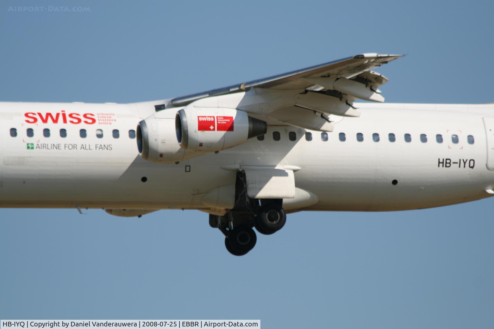 HB-IYQ, 2001 British Aerospace Avro 146-RJ100 C/N E3384, arrival of flight LX778 to rwy 25L  -  apparently only one pax onboard ...