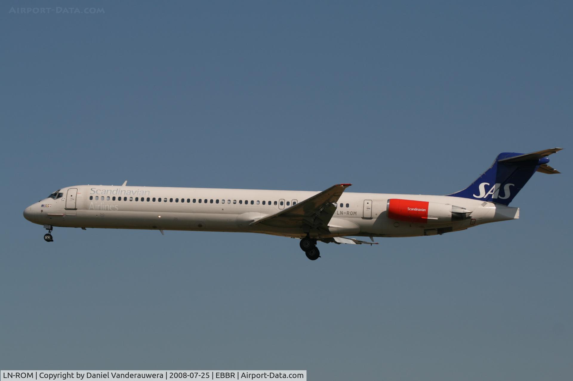 LN-ROM, 1991 McDonnell Douglas MD-81 (DC-9-81) C/N 53008, flight SK593 is descending to rwy 25L