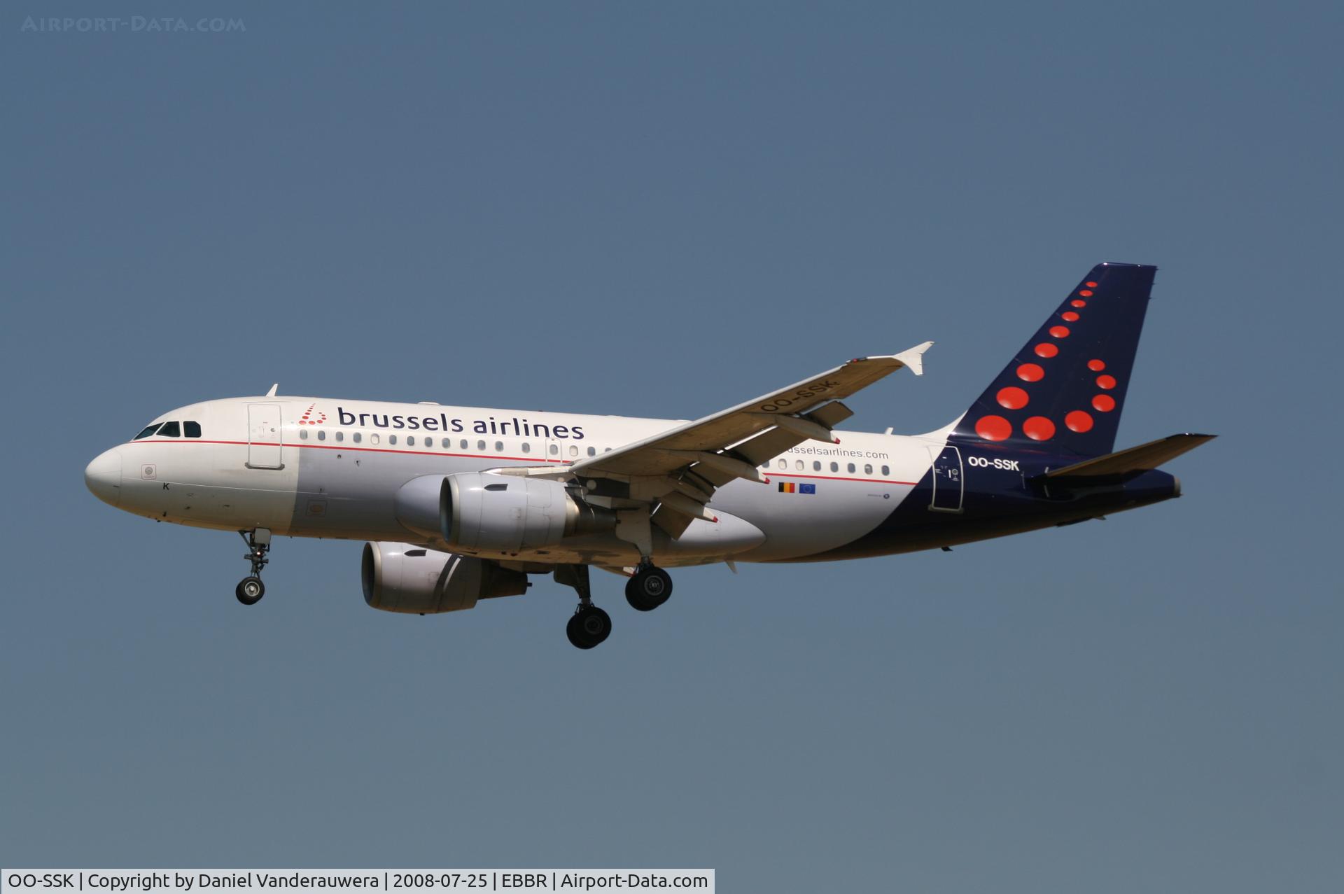 OO-SSK, 2000 Airbus A319-112 C/N 1336, flight SN3814 is descending to rwy 25L