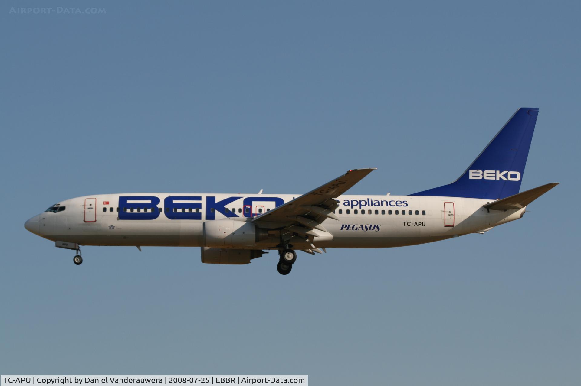 TC-APU, 2001 Boeing 737-82R C/N 29344, arrival of flight PGT265 to rwy 25L
