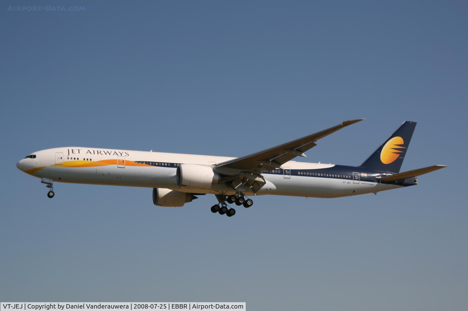 VT-JEJ, 2007 Boeing 777-35R/ER C/N 35161, arrival of flight 9W229 to rwy 25L