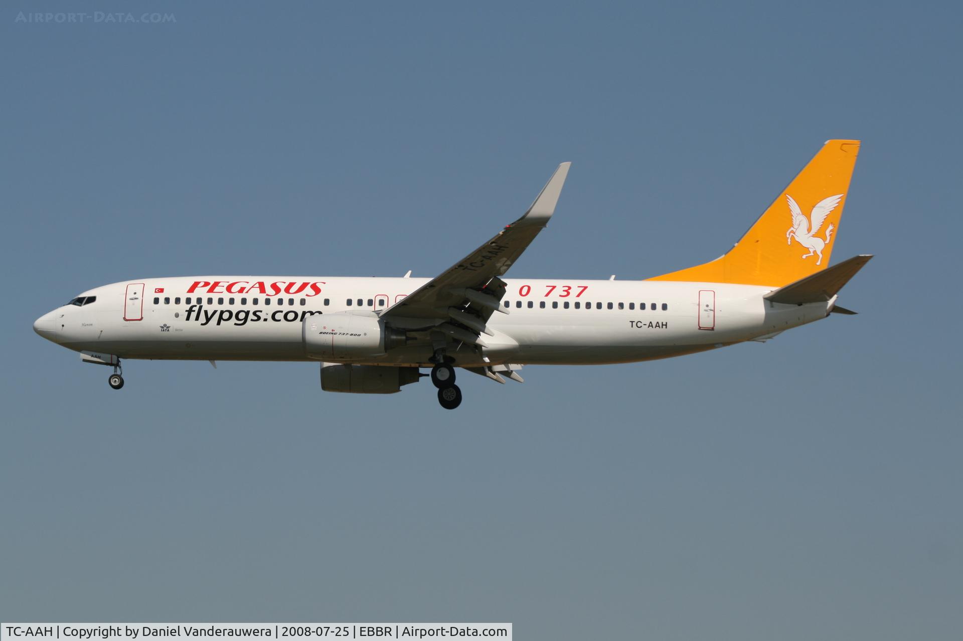 TC-AAH, 2008 Boeing 737-82R C/N 35701/2496, arrival of flight PGT263 to rwy 25L