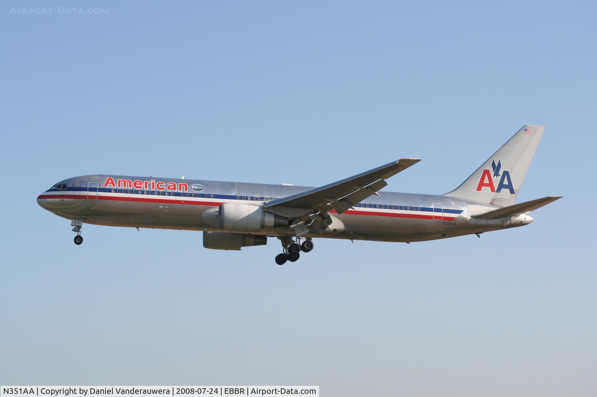 N351AA, 1988 Boeing 767-323 C/N 24032, arrival of flight AA088 to rwy 25L