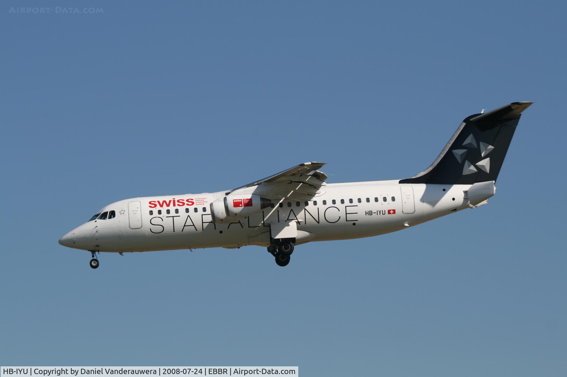 HB-IYU, 2000 British Aerospace Avro 146-RJ100 C/N E3379, arrival of flight LX778 to rwy 25L