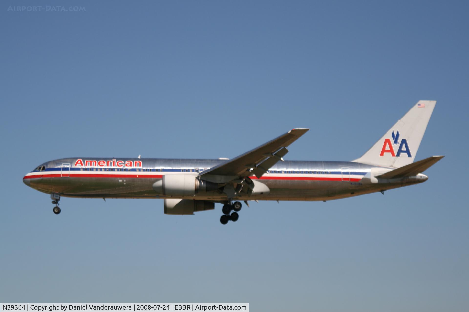 N39364, 1988 Boeing 767-323 C/N 24045, arrival of flight AA172 to rwy 25L