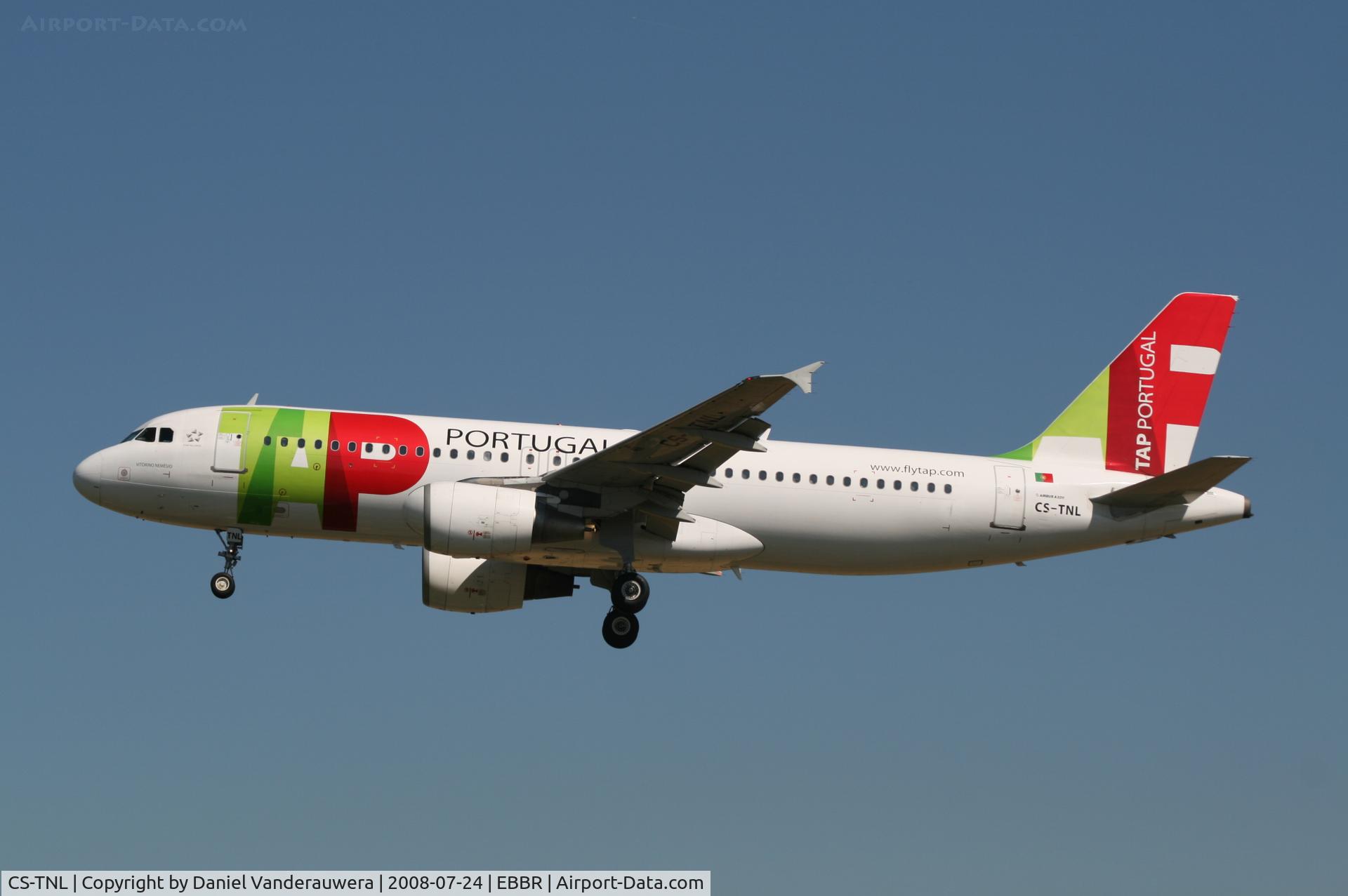 CS-TNL, 2000 Airbus A320-214 C/N 1231, descending to rwy 25L