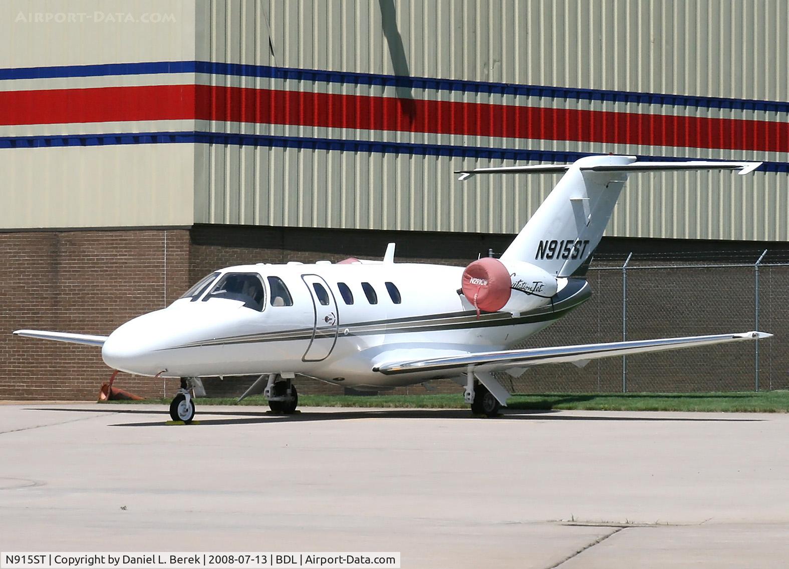 N915ST, 1999 Cessna 525 C/N 525-0301, Shiny Midwestern CitationJet basks in the sun at Bradley.